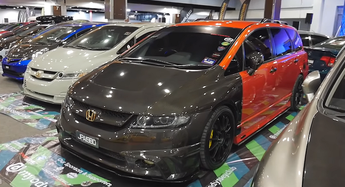 Modifikasi Honda Odyssey bergaya racing dengan serat karbon