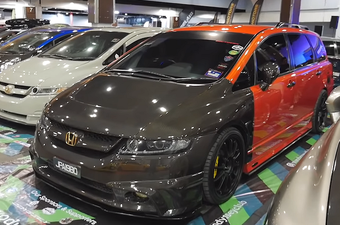 Modifikasi Honda Odyssey bergaya racing dengan serat karbon