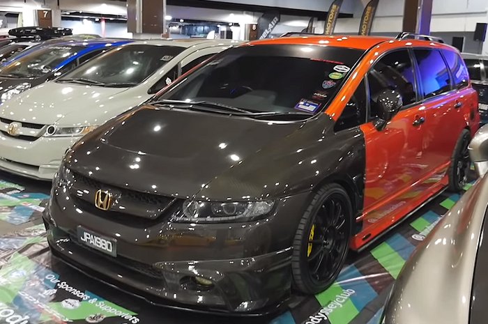 Modifikasi Honda Odyssey bergaya racing dengan serat karbon