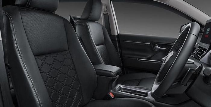 Jok Kijang Innova Zenix tipe Q Hybrid didominasi warna hitam.