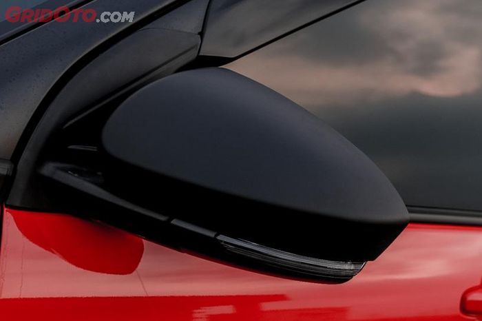 Garnish full hitam di Toyota Raize termasuk cover spion