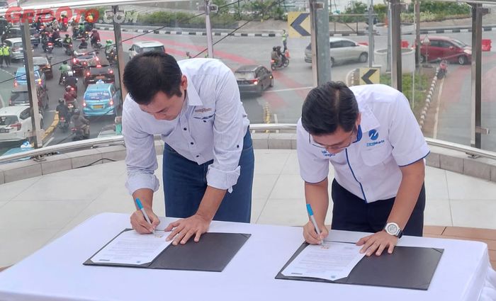 Penanda tanganan nota kesepahaman antara Transjakarta dan Goodyear Indonesia.