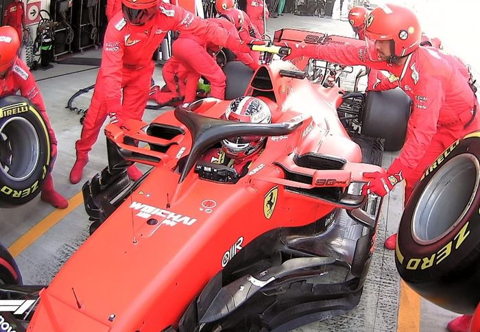 Pada lap ke-23 balapan F1 Rusia, Leclerc masuk ke pit stop untuk ganti ban medium.