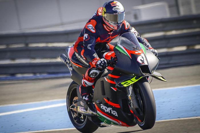 Andrea Dovizioso saat mengendarai motor Aprilia RS-GP juga saat tes di sikruit Mugelo, Italia (11/5). 