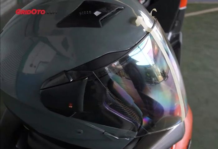 Ada lapisan tipis seperti pelangi di visor helm