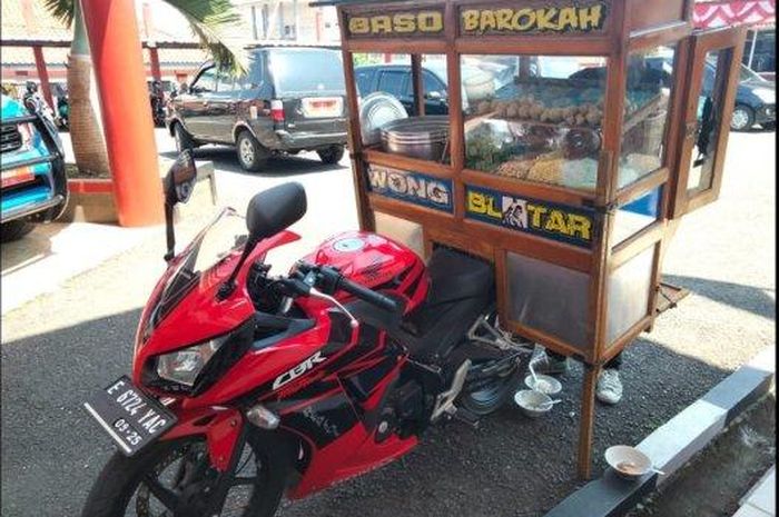 Pedagang Bakso Keliling gunakan Honda CBR250R