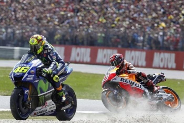 Valentino Rossi dan Marc Marquez bersenggolan di tikungan terakhir MotoGP Belanda 2015