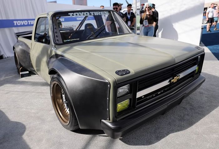 Modifikasi Chevrolet C10 adopsi gaya racing dan cangkok mesin listrik Tesla