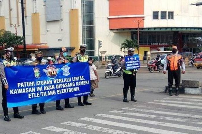 Polres Metro Bekasi/ Petugas Satlantas Polres Metro Bekasi tengah melakukan sosialisasi pemberlalukan Electronic Traffic Law Enforcement (ETLE) atau tilang elektronik di Simpang SGC Cikarang.  