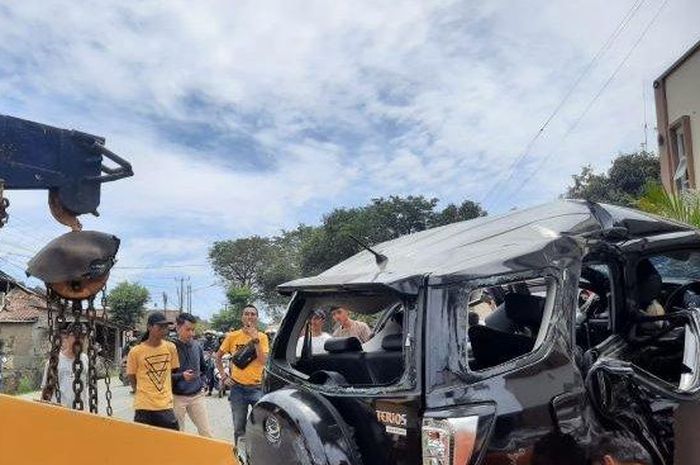 kondisi Daihatsu Terios yang remuk setelah dihajar mundur dump truck yang gagal menanjak di Purwakarta, Sabtu (5/3/2022)