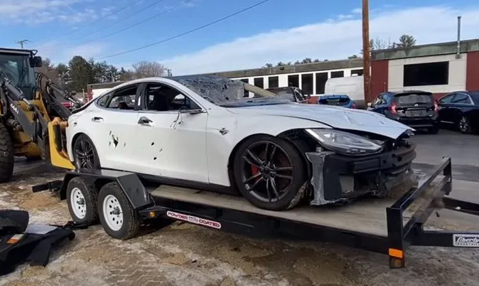 Tesla Model S anti-mainstream pasang mesin V8