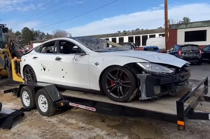 Tesla Model S anti-mainstream pasang mesin V8