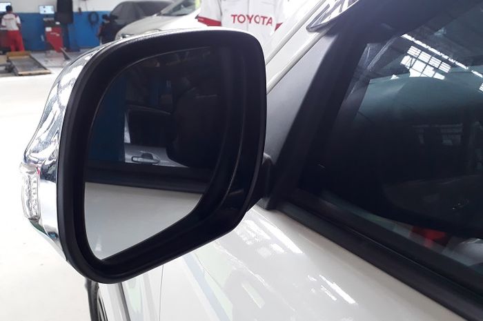 Kaca spion mesti diatur sesuai keperluan saat di lalu lintas dalam kota, perjalanan jauh dan parkir