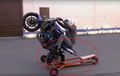 Mau Belajar Wheelie Tapi Takut Jatuh? Pakai Alat Ini Saja Sob!