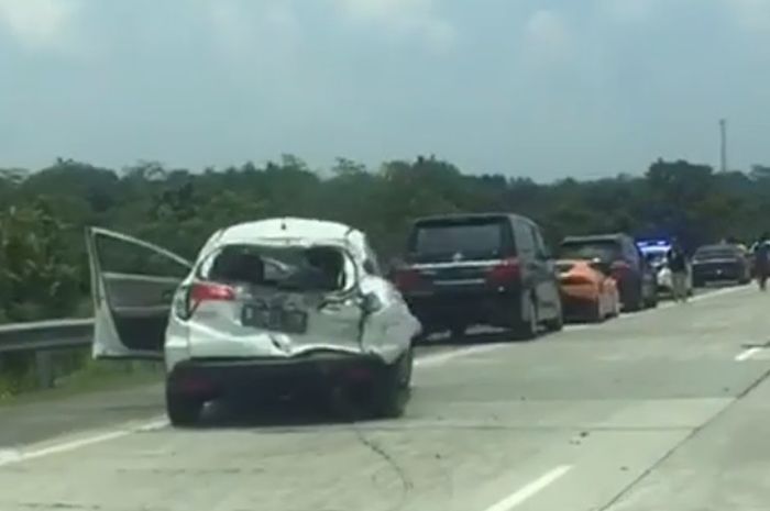 Rombongan mobil mewah kecelakaan di Tol Cipali