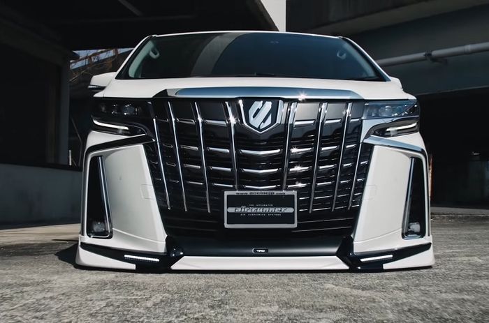 Tampilan depan modifikasi Toyota Alphard terkesan lebih futuristik