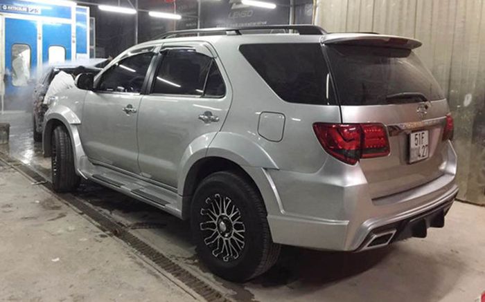 Tampilan belakang Toyota Fortuner lawas asal Vietnam yang terlihat kekinian 