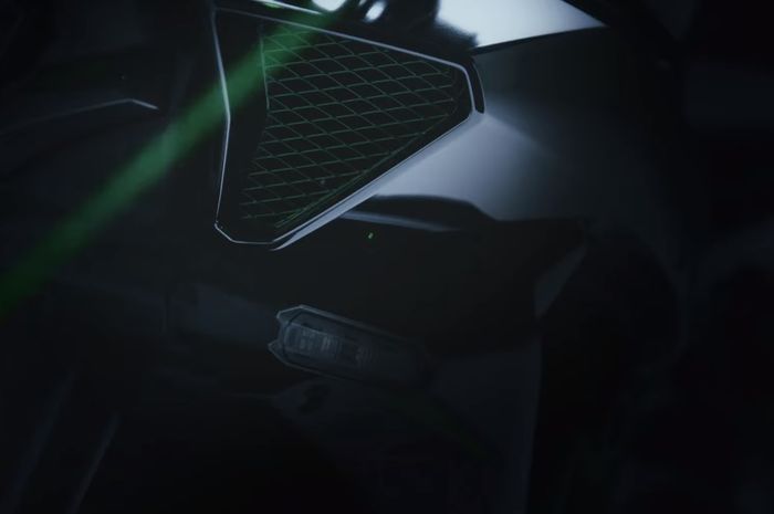 Terlihat air intake ditempatkan di samping headlamp