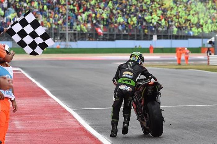 Aksi heroik dan spartan Johann Zarco di MotoGP San Marino 2017, motor kehabisan bensin dituntun sampai finis