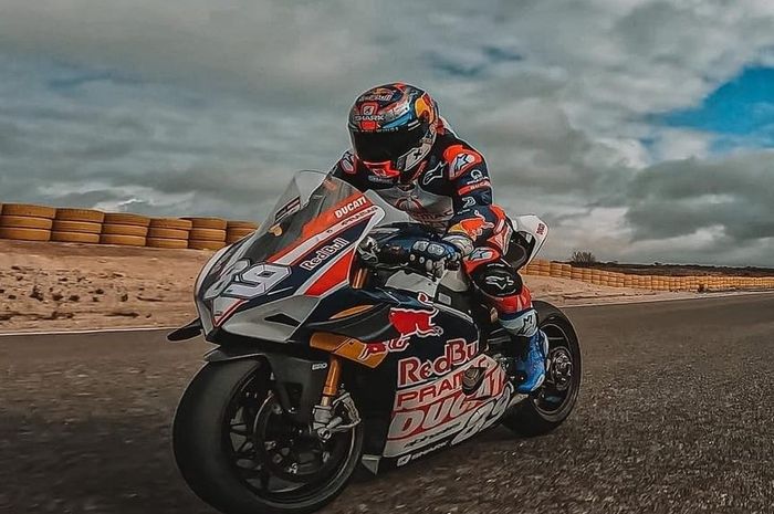 Jorge Martin ketika mencoba motornya dengan livery baru