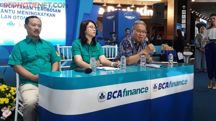 Roni Haslim (kanan) saat konferensi pers Pekan Raya Otomotif BCA Finance (24/10/2018)