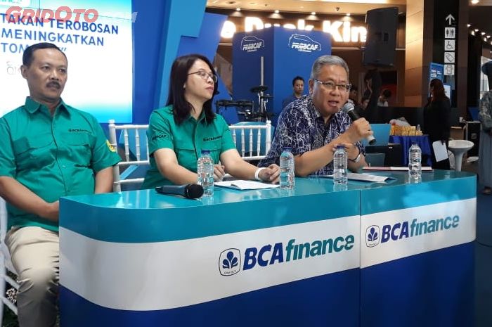 Roni Haslim (kanan) saat konferensi pers Pekan Raya Otomotif BCA Finance (24/10/2018)
