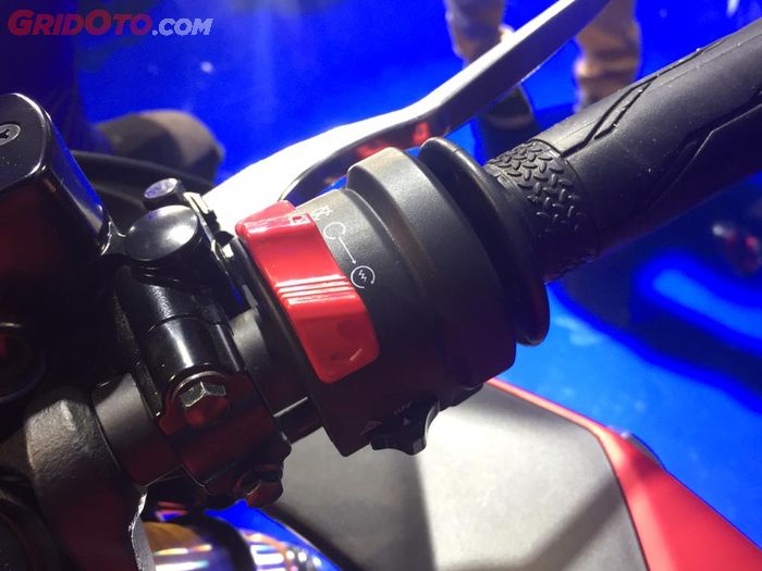 Handle sebelah kanan motor R25 versi 2019