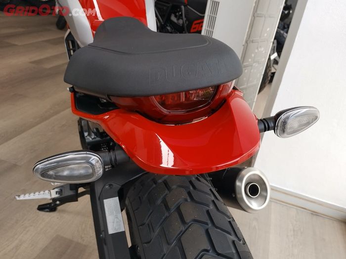 Lampu belakang dan sein Ducati Scrambler juga sudah pakai LED
