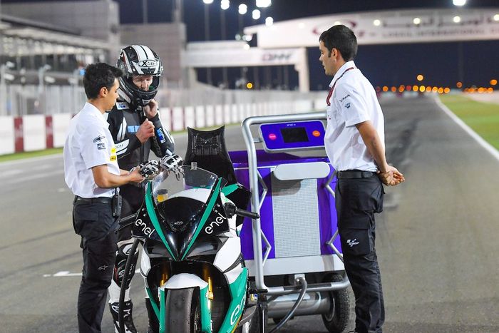 Motor MotoE sedang di-charge di sirkuit