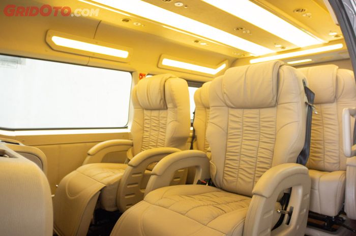 Komposisi kabin belakang HiAce Premio Luxury tipe G buatan Baze dibikin konfigurasi 2-3-4 untuk 9 penumpang