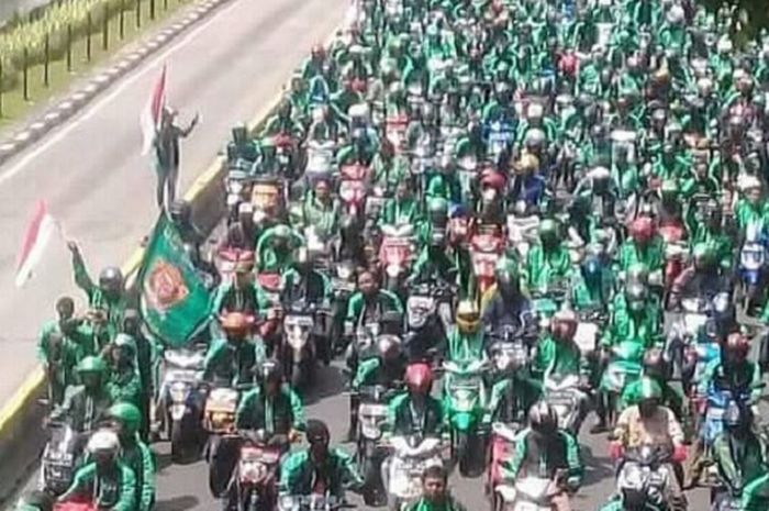 Foto ilustrasi. Aksi ojek online hijaukan Istana Negara