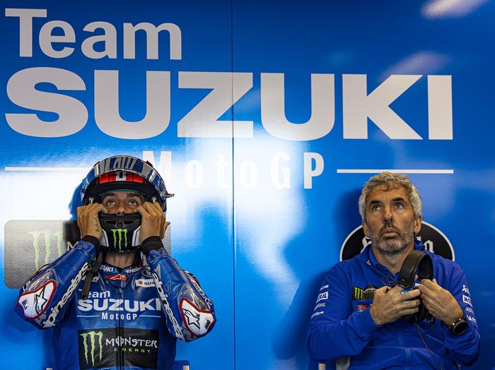 Alex Rins bersama kepala krunya di Suzuki Ecstar, Jose Manuel Cazeaux