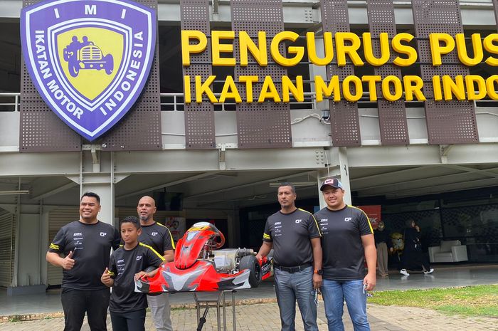 Qarrar Firhand Ali (paling depan di samping gokart)  bersama tim saat berkunjung di Kantor IMI Pusat, Rabu (12/1/2022)