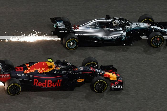 Max Verstappen merasa ada peluang untuk menyalip Lewis Hamilton, tetapi keduanya malah bersenggolan di tikungan pertama sirkuit Bahrain