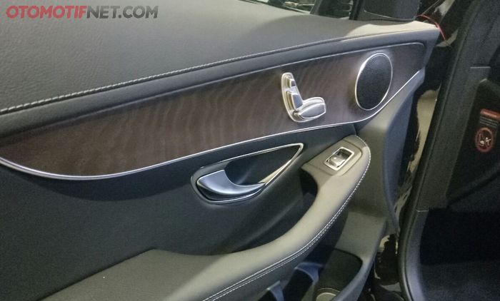 Door trim Mercedes-Benz GLC 200 Exclusive Line mendapat sentuhan panel kayu
