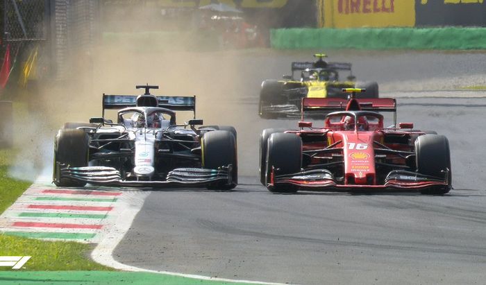 Lewis Hamilton keluar trek saat bertarung wheel-to-wheel dengan Charles Leclerc di F1 Italia