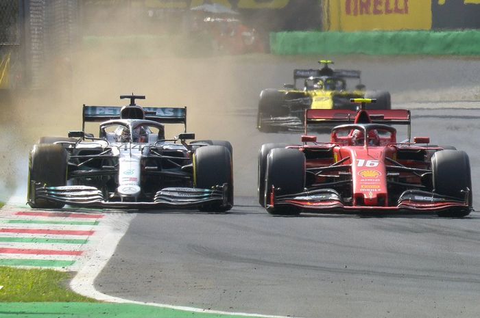 Lewis Hamilton keluar trek saat bertarung wheel-to-wheel dengan Charles Leclerc di F1 Italia