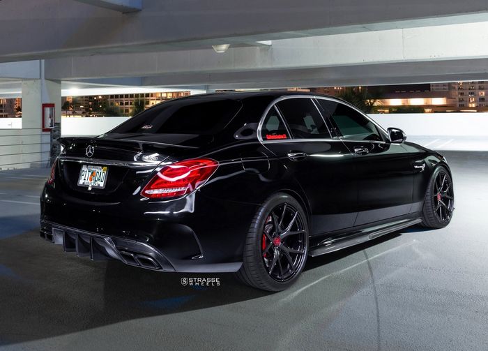 Modifikasi Mercedes-AMG C63 S diberi add-on minimalis biar tambah sporty