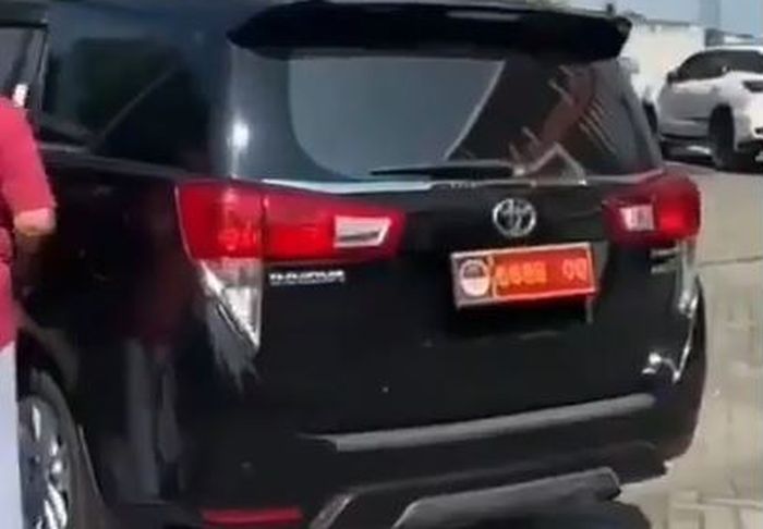 Toyota Kijang Innova berpelat dinas Kementerian Pertahanan yang senggol motor tapi pengemudi dan penumpang enggan tanggung jawab di Sidoarjo, Jawa Timur