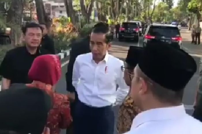Presiden Jokowi saat mengunjungi lokasi bom Surabaya