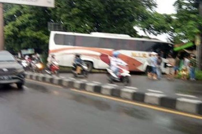 Bus MIRA tabrak kios potongan rambut hingga berantakan