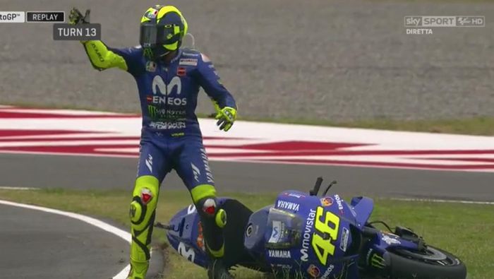 Jatuh dipepet Marc Marquez, Valentino Rossi marah