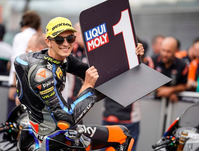 Luca Marini menjadi pebalap pertama yang menyentuh garis finis, pembalap Sky Racing Team VR46 itu unggul 0,560 detik dari Thomas Luthi yang ada di posisi kedua