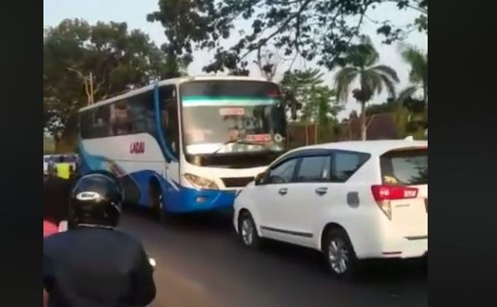 Toyota Kijang Innova pukul mundur bus