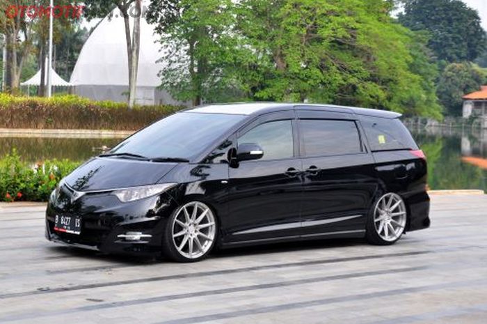Toyota Previa keluaran 2007 milik Dion, atau sering disebut juga Estima 