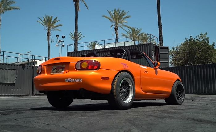 Modifikasi Mazda Miata bermesin V8 milik Dodge Hellcat