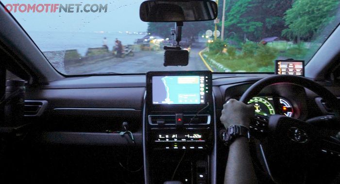 Perjalanan tim Single Tank Challenge menggunakan Toyota Kijang Innova Zenix Hybrid tipe G.