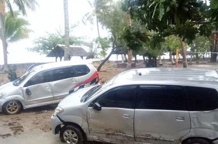 Ilustrasi, dua mobil terbengkalai pasca Tsunami Banten dan Lampung