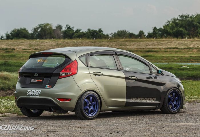 Modifikasi Ford Fiesta pakai pelk Volk Racing warna ungu