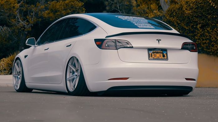 Modifikasi Tesla Model 3 dengan tampilan modis dan ceper